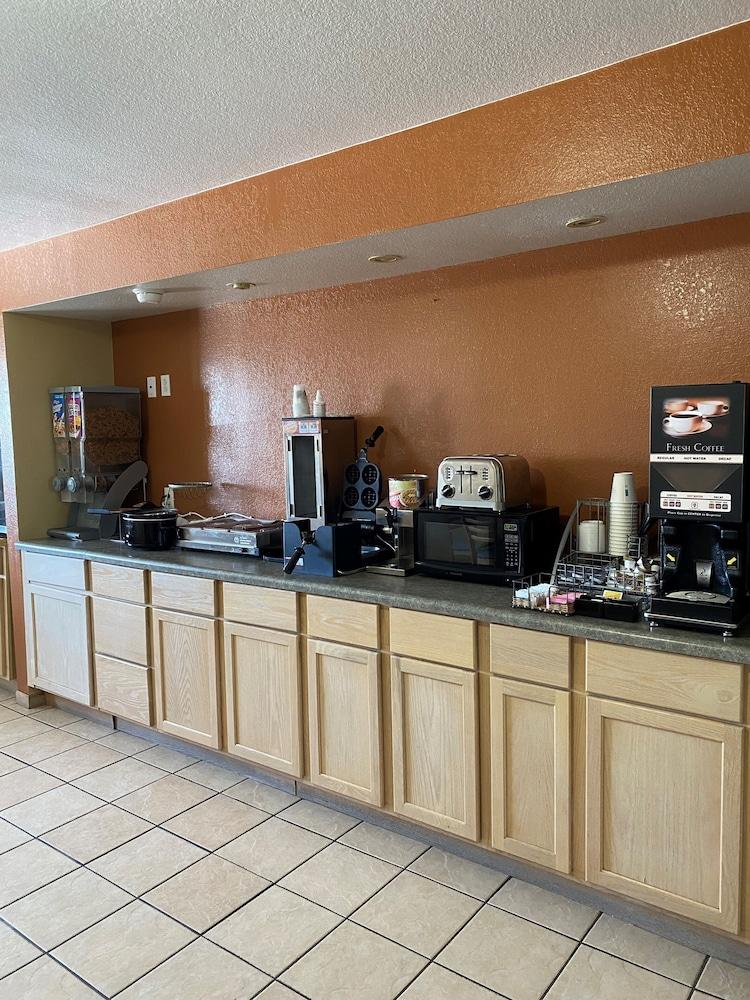 Super 8 By Wyndham Grinnell Ia Esterno foto