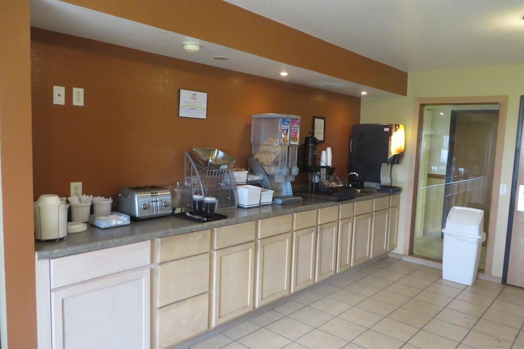 Super 8 By Wyndham Grinnell Ia Esterno foto