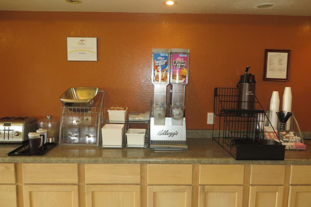 Super 8 By Wyndham Grinnell Ia Esterno foto